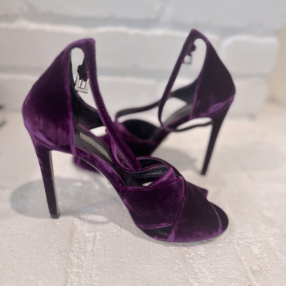 Prada
Velvet sandal
38